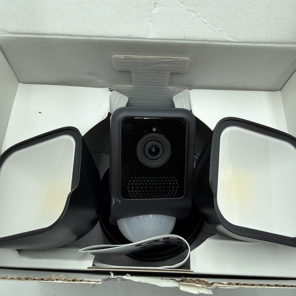Wyze Cam Floodlight V2 Motion-Activated 2K HD Color Night Vision Camera - Picture 7 of 8